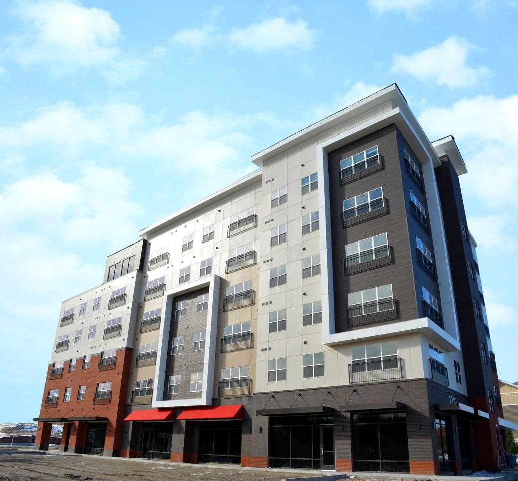 Luxury Living in High Rise Building close to SIUE and just a few