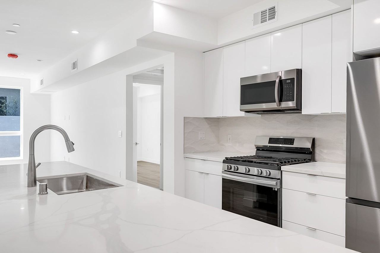 Oakwood Larchmont Village - Photo 3 of 25