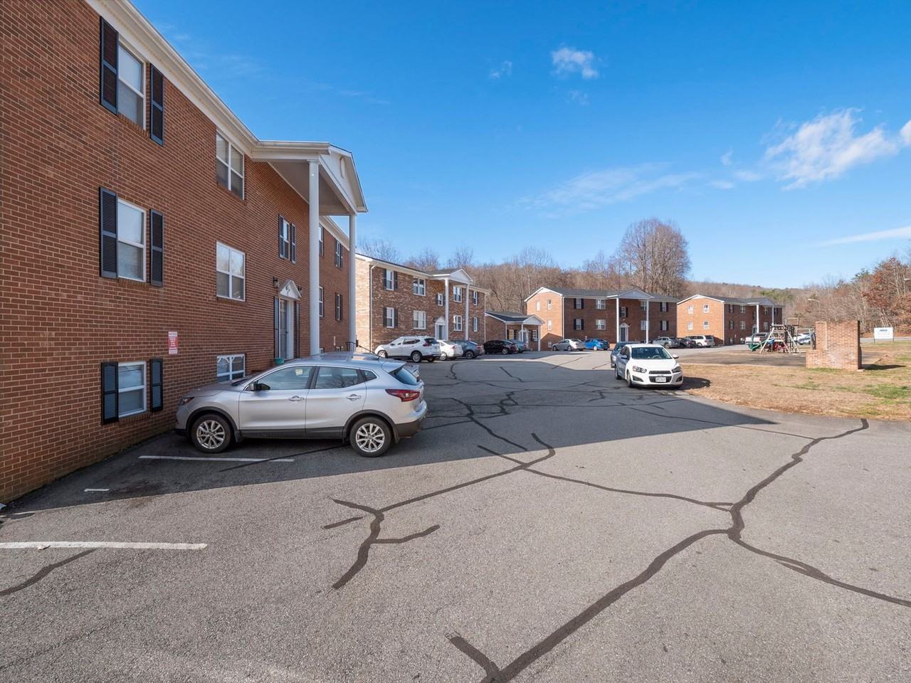 Sunset Manor Apartments - Photo 4 of 50