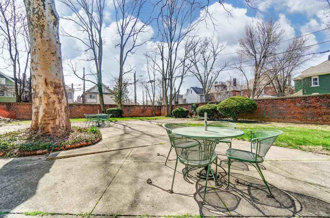 610-ROYAL YORK APARTMENTS, LLC - Photo 3 of 8