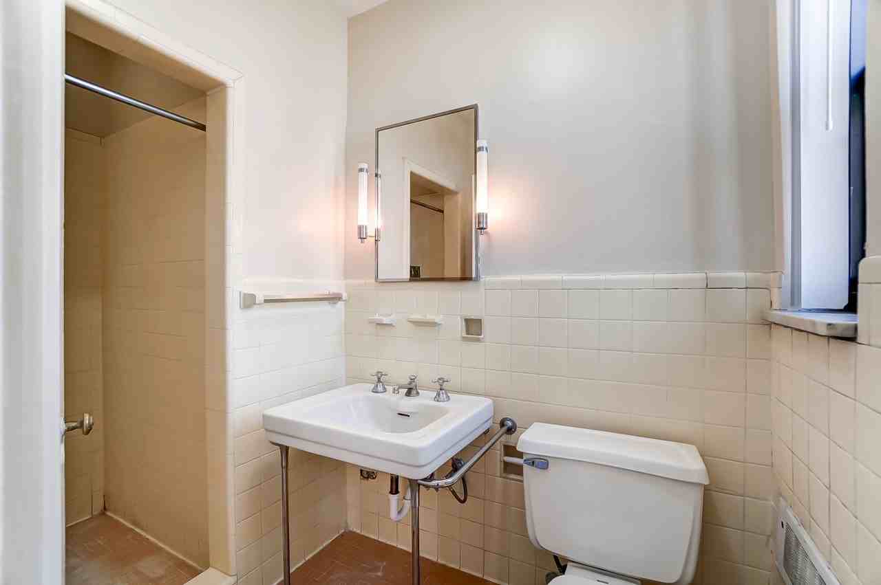 610-ROYAL YORK APARTMENTS, LLC - Photo 4 of 8