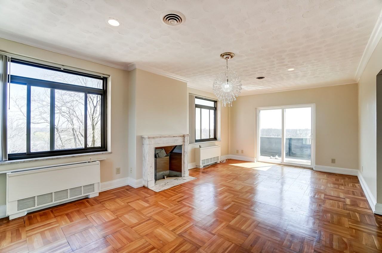 610-ROYAL YORK APARTMENTS, LLC - Photo 6 of 8