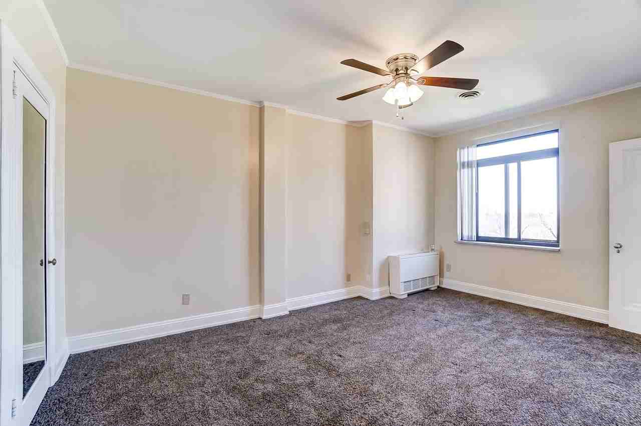 610-ROYAL YORK APARTMENTS, LLC - Photo 7 of 8