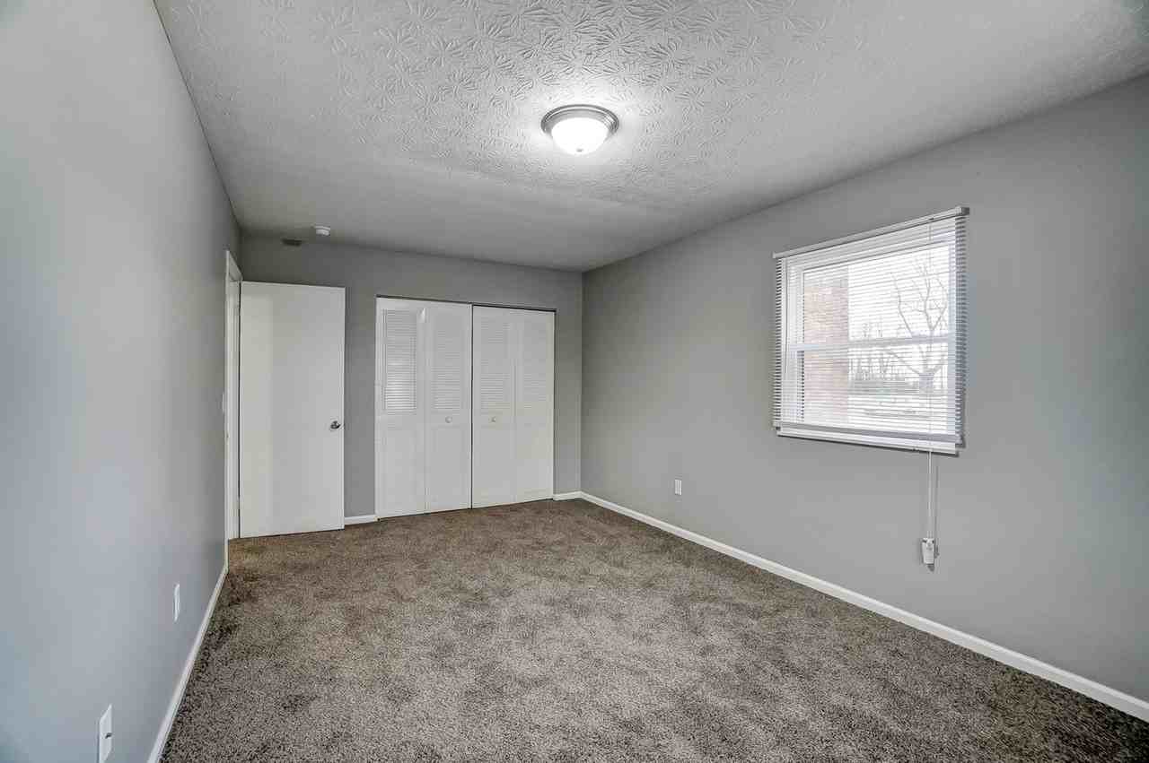 WOODVIEW PLAZA - Photo 5 of 10