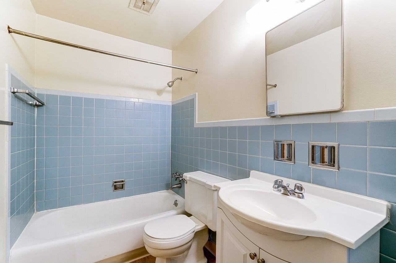 500 - BROAD MEADOWS PLAZA - Photo 2 of 3