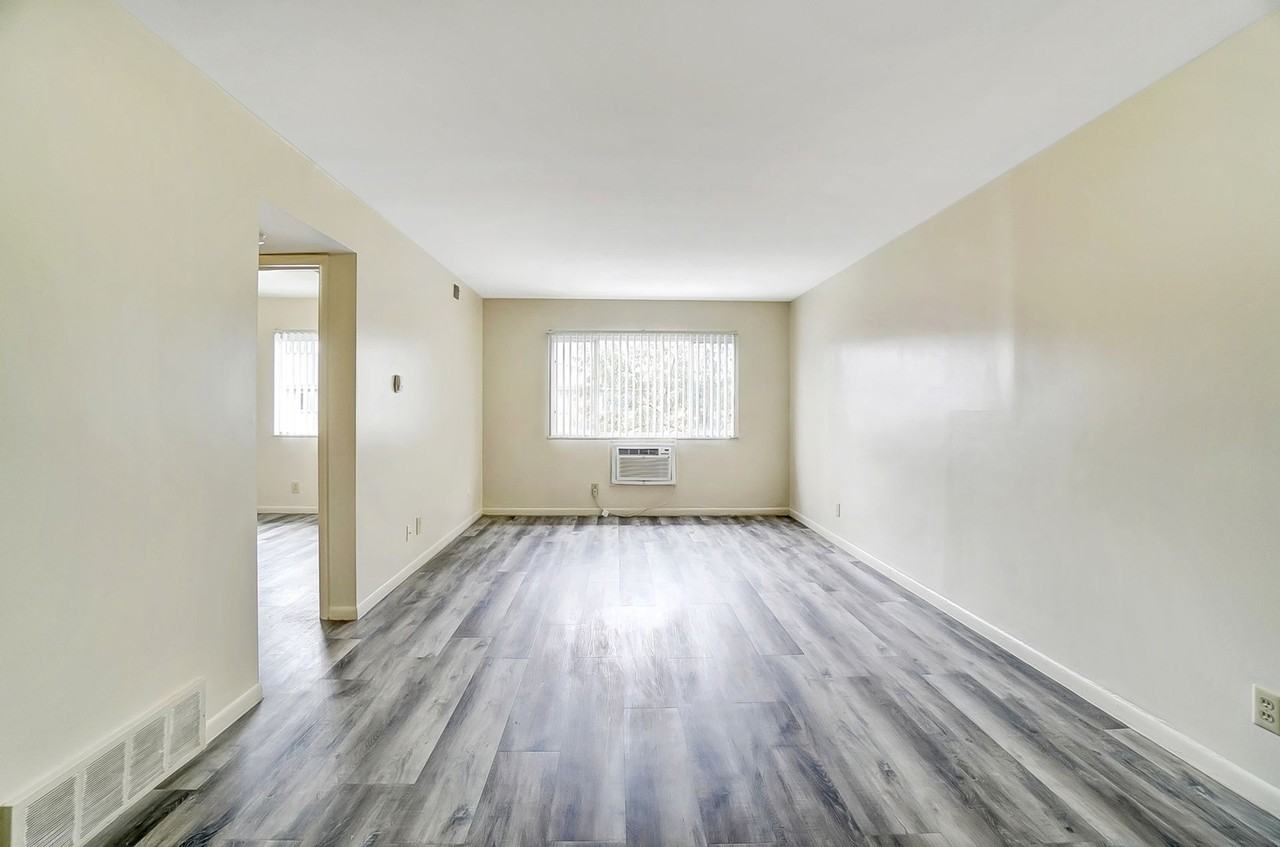 540 - KARL PLAZA - Photo 4 of 6