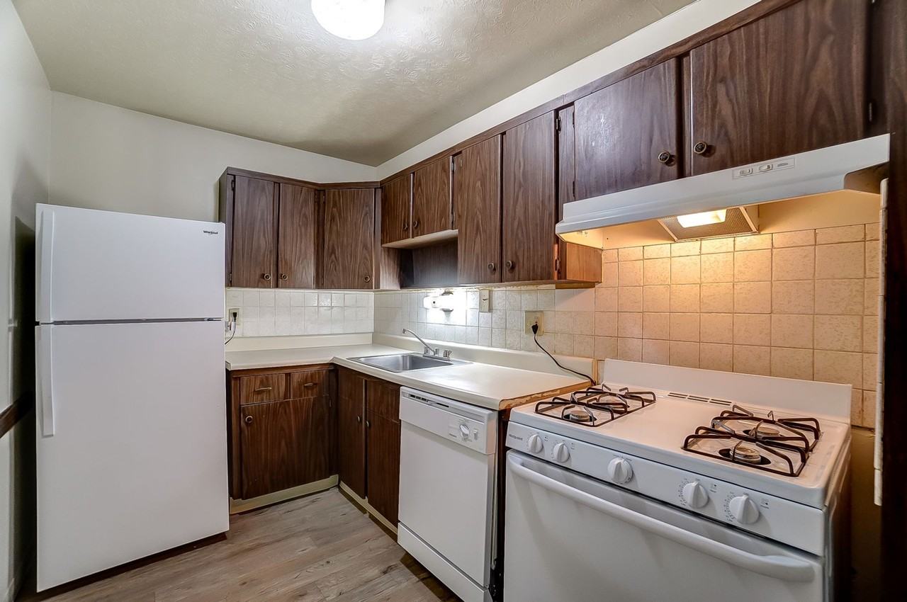 520 - EMBASSY PLAZA - Photo 2 of 5