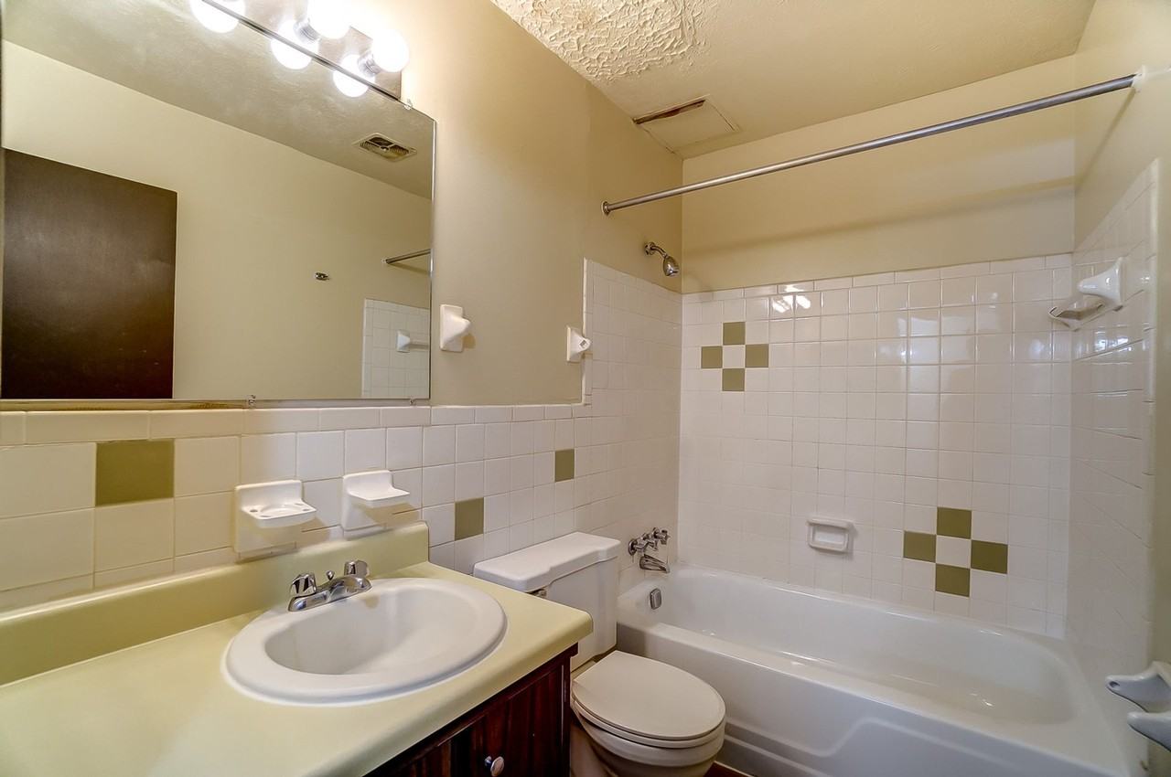 520 - EMBASSY PLAZA - Photo 3 of 5