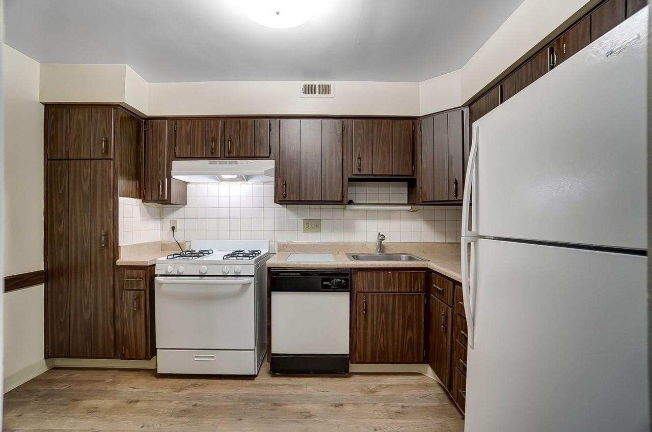 560 - REGENCY PLAZA - Photo 3 of 7