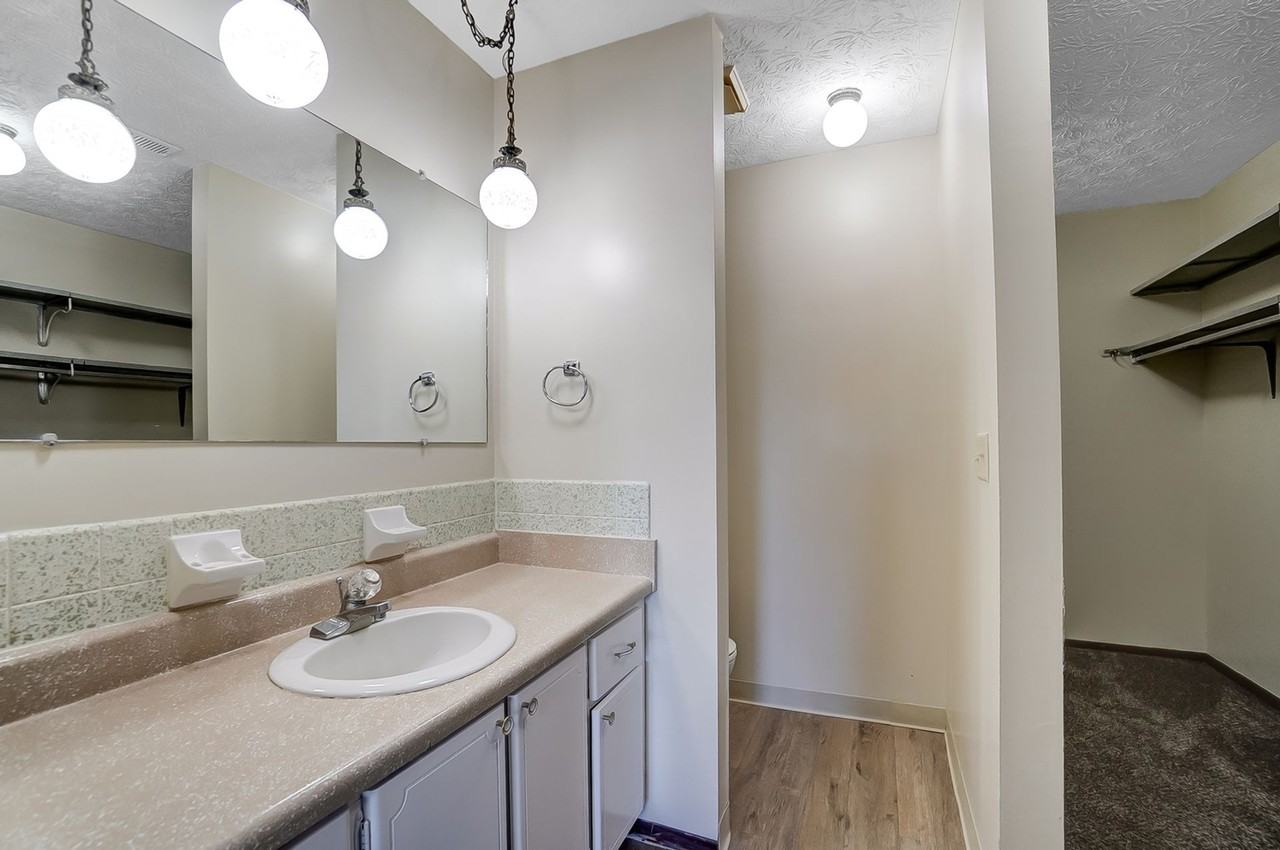 560 - REGENCY PLAZA - Photo 4 of 7