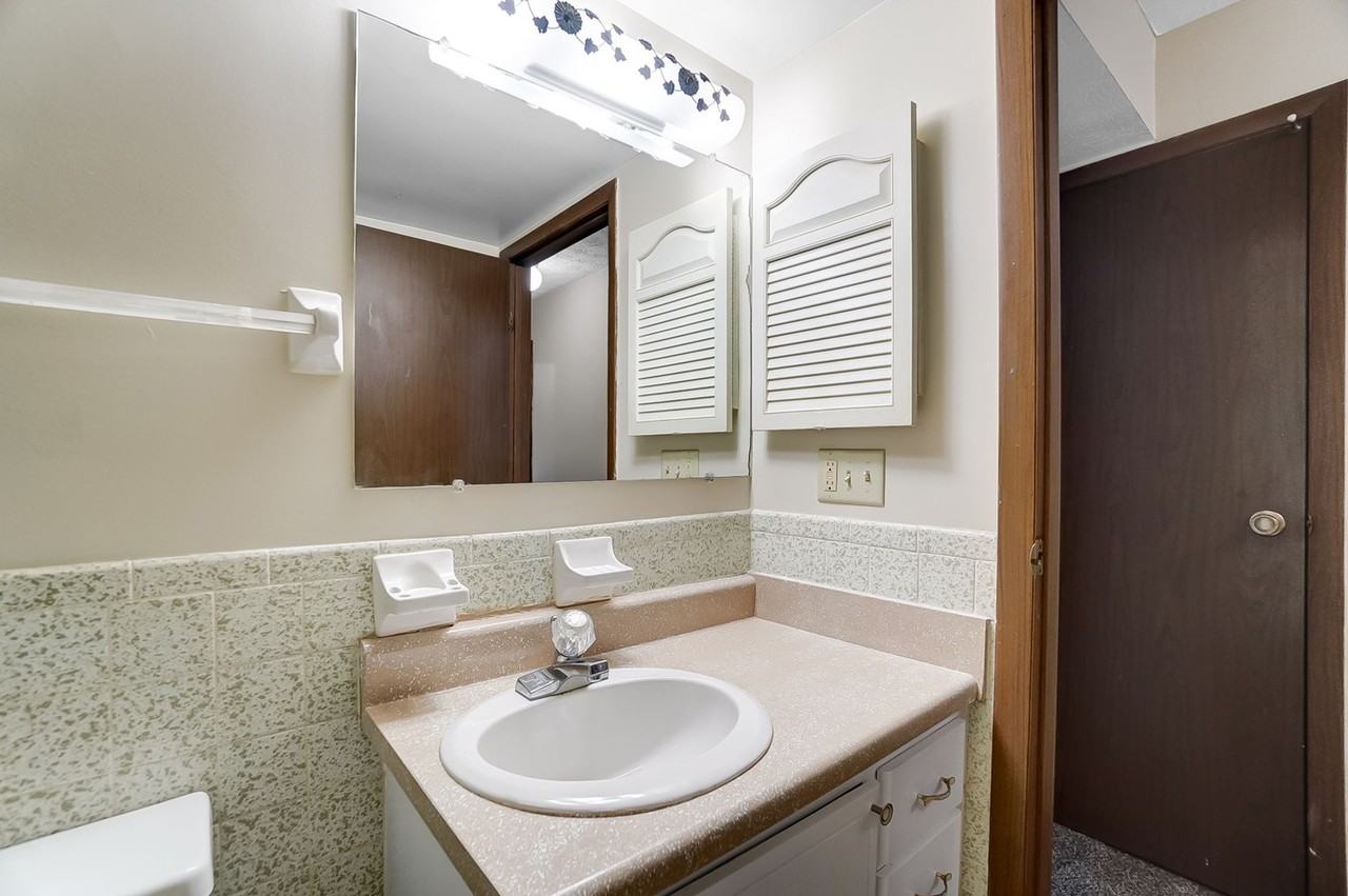 560 - REGENCY PLAZA - Photo 5 of 7