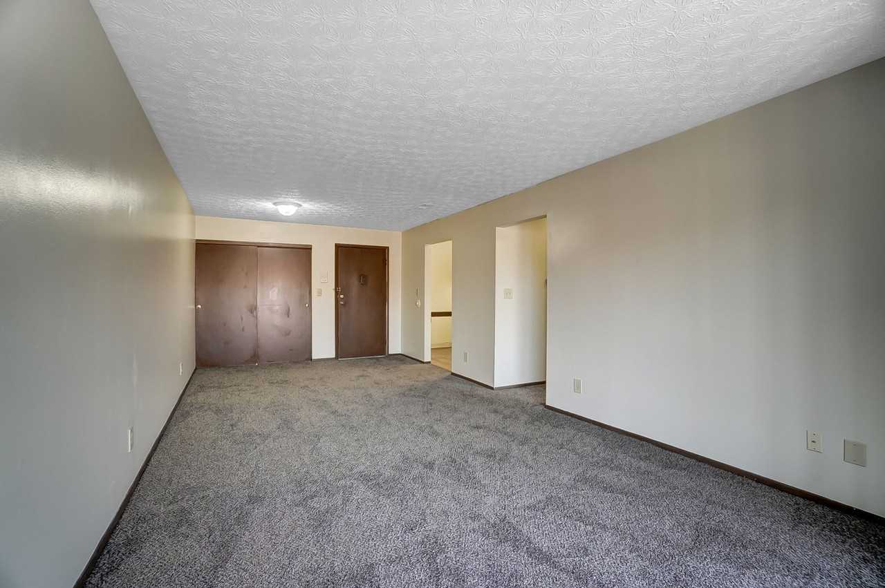 560 - REGENCY PLAZA - Photo 6 of 7