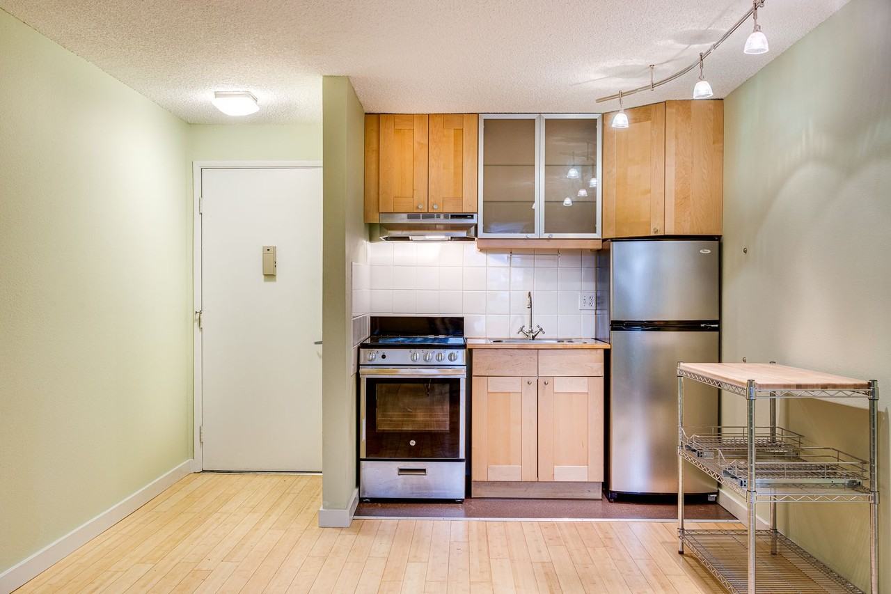 11 SW Curry St. - Photo 3 of 12