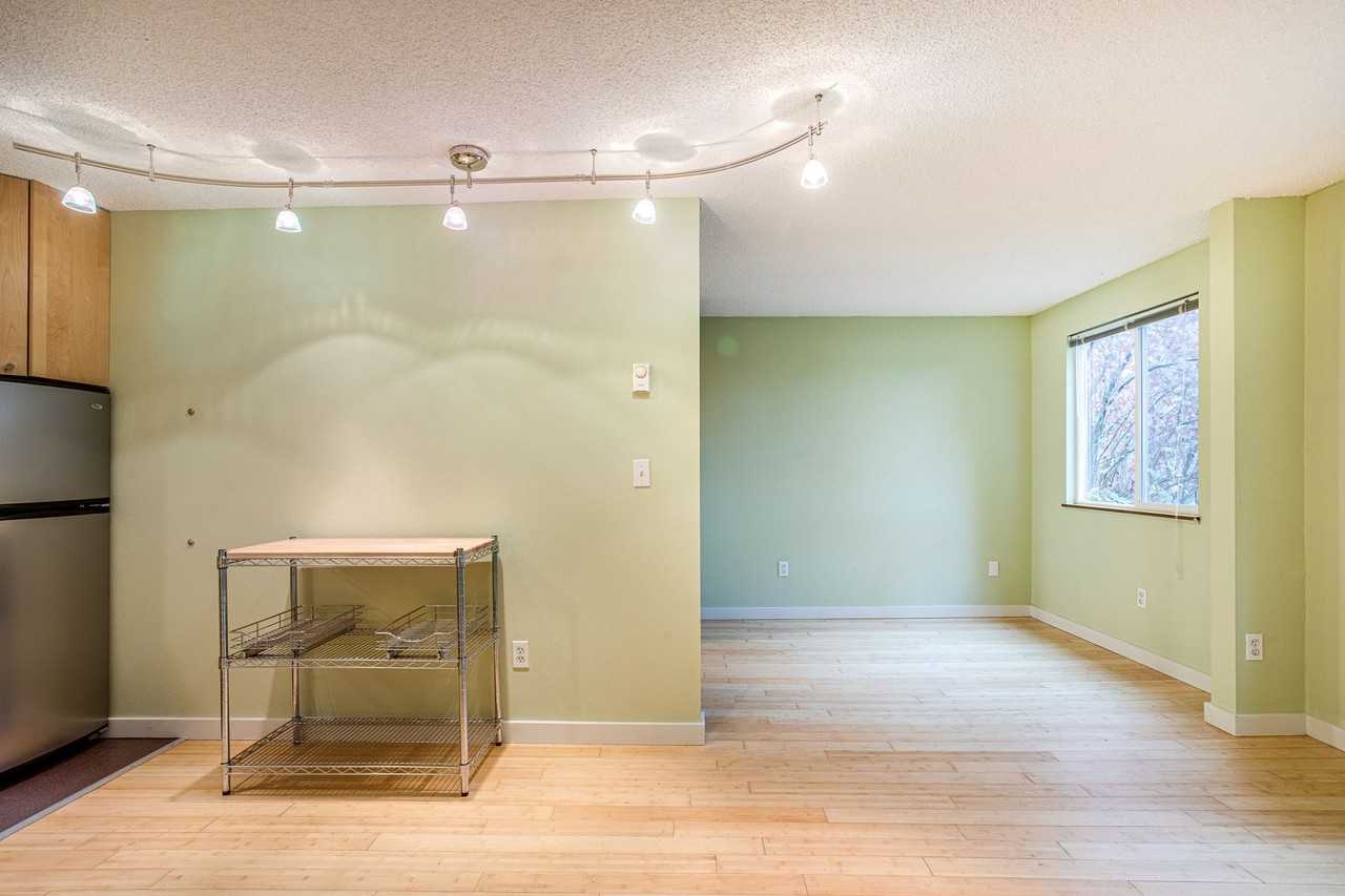 11 SW Curry St. - Photo 4 of 12