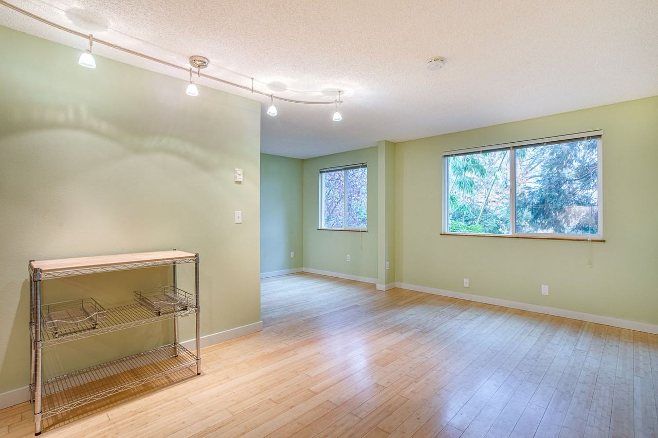 11 SW Curry St. - Photo 5 of 12