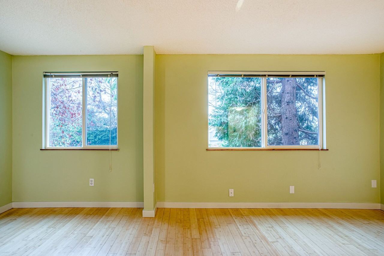 11 SW Curry St. - Photo 6 of 12