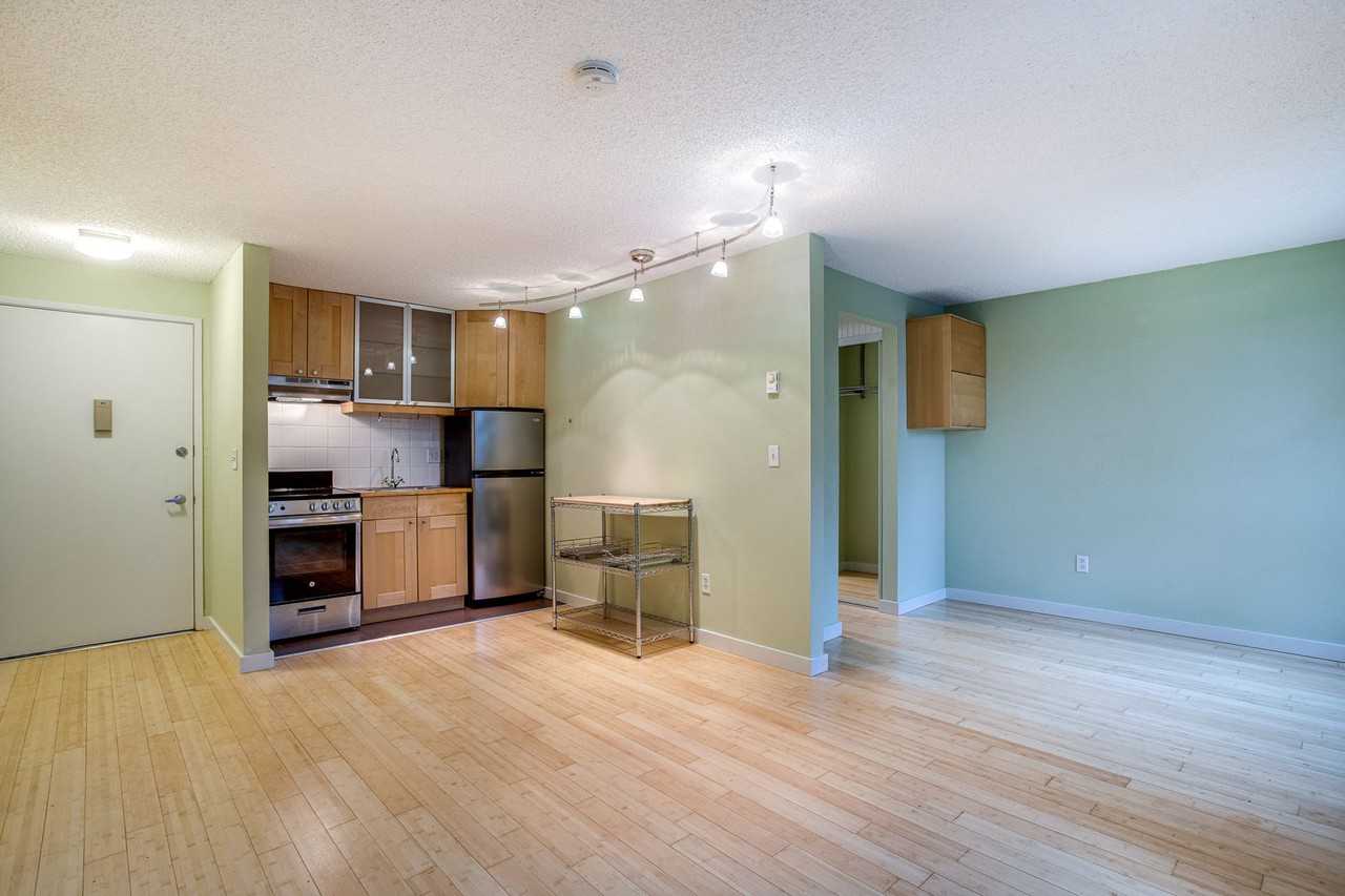 11 SW Curry St. - Photo 7 of 12