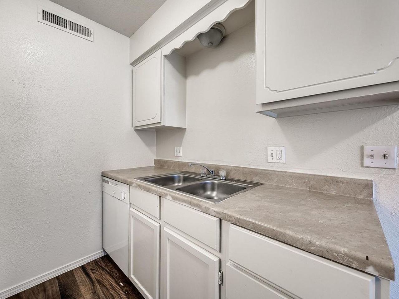 Flats @ 139 - Photo 4 of 30