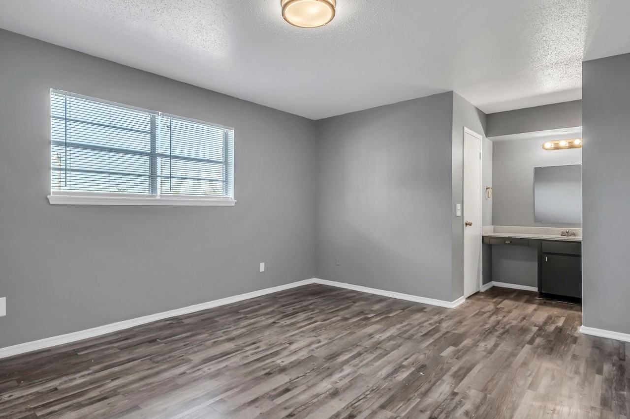 Quail Plaza Apartments - Photo 3 of 11