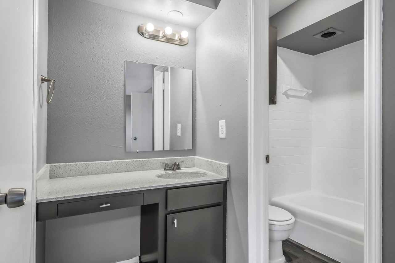 Quail Plaza Apartments - Photo 5 of 11