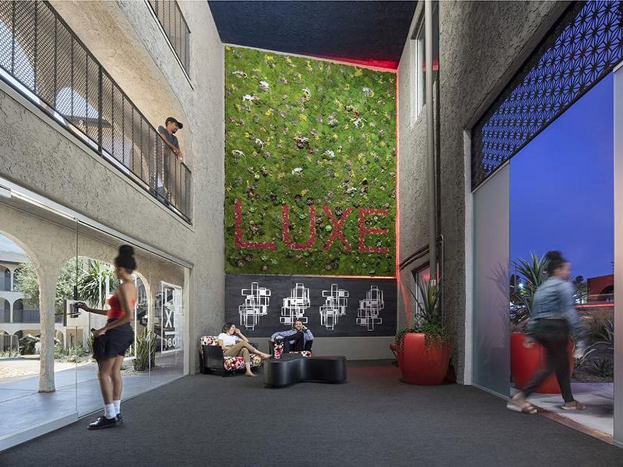 Luxe 1801 - Photo 2 of 50