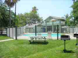 featured image of Country Club Dr