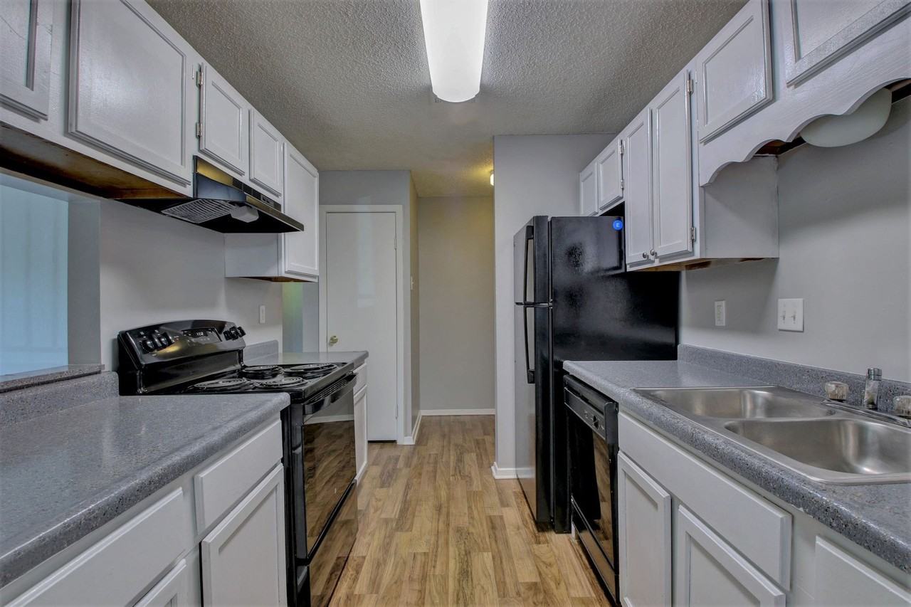 Westbury Park Apartments - Photo 5 of 17