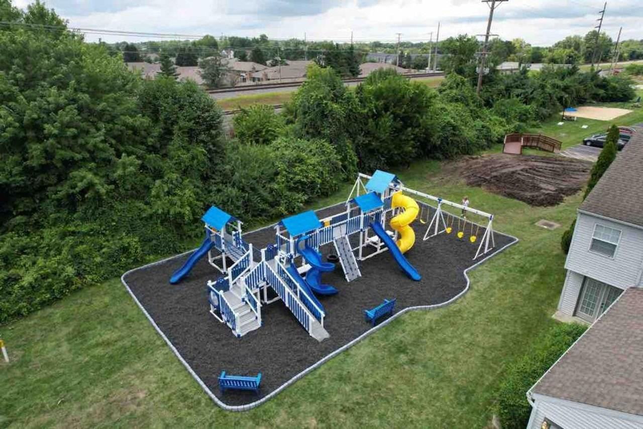 8356 Storrow Dr - Photo 4 of 27