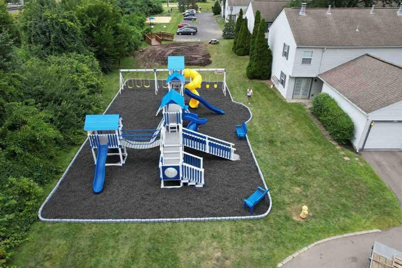 8356 Storrow Dr - Photo 5 of 27