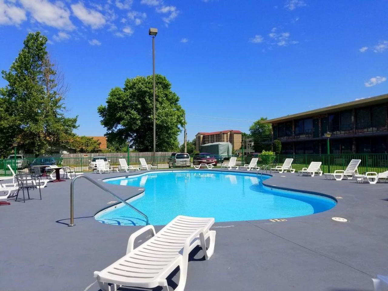 Great One Bedroom Efficiency on the Parkway in the Heart of Pigeon Forge! All Utilities Included! - Photo 2 of 13