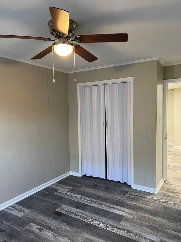 1031 N Limestone - Photo 2 of 5