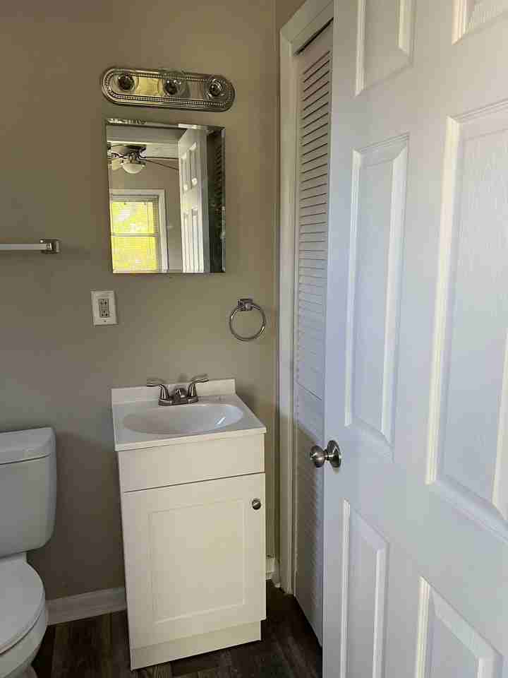1031 N Limestone - Photo 3 of 5
