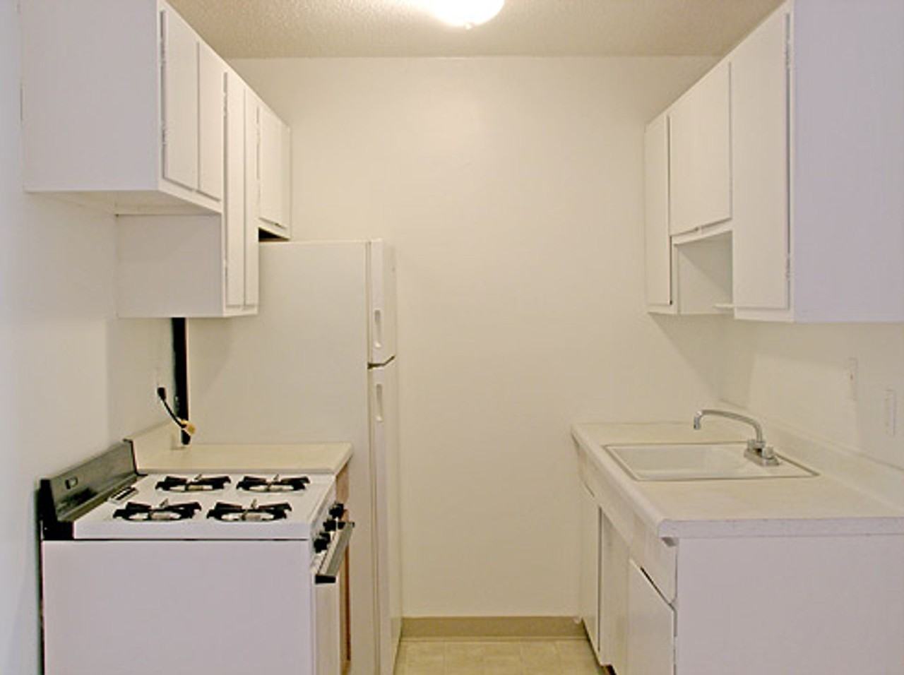 708 University Ave SE - Photo 4 of 5