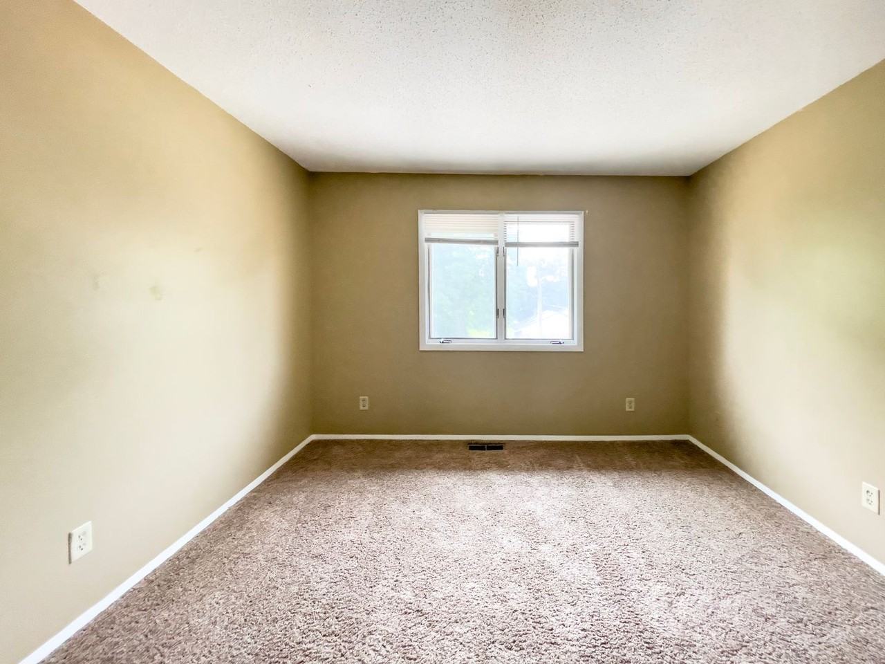 920 N Linden St #11 - Photo 7 of 21