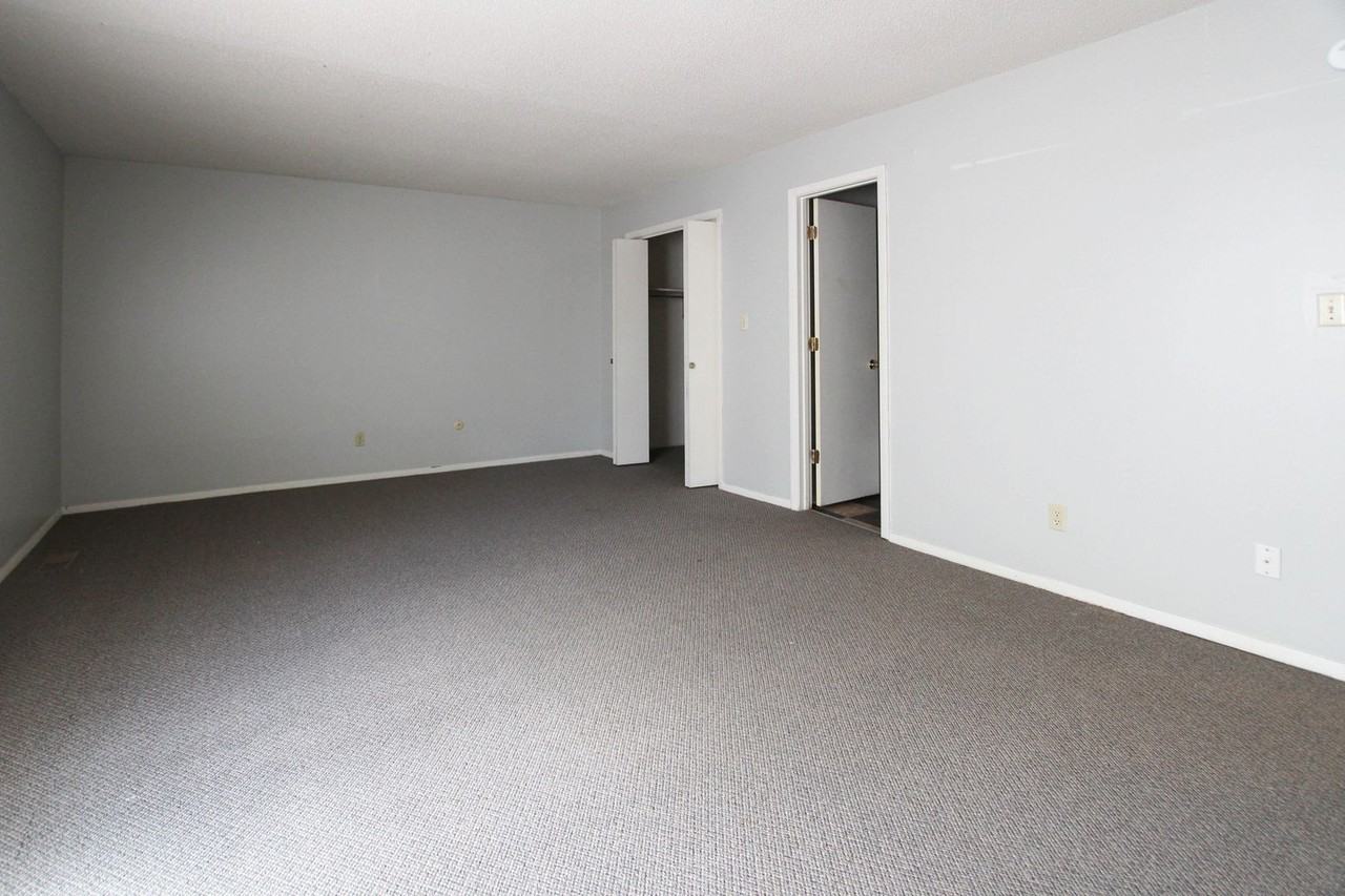 920 N Linden St #16 - Photo 7 of 14