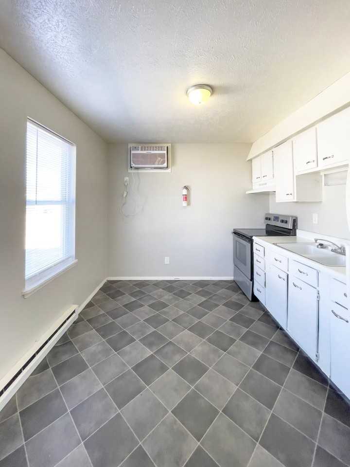 1703 E 14th St - Photo 3 of 16