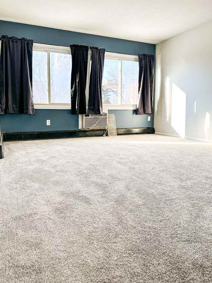 Relax in Style: Discover our Minneapolis Bedroom Haven on Minnehaha Avenue - Photo 3 of 3