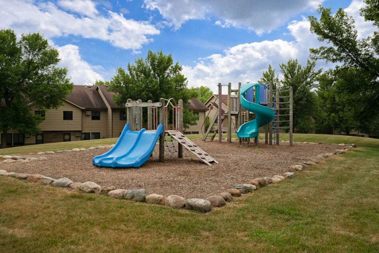 2512 Woodcrest Dr - Photo 3 of 9