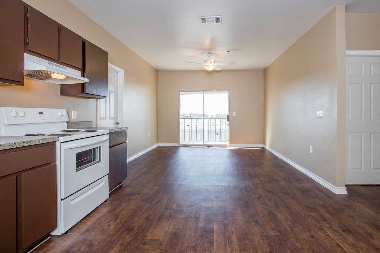 Lago Vista Apartments - Photo 4 of 28