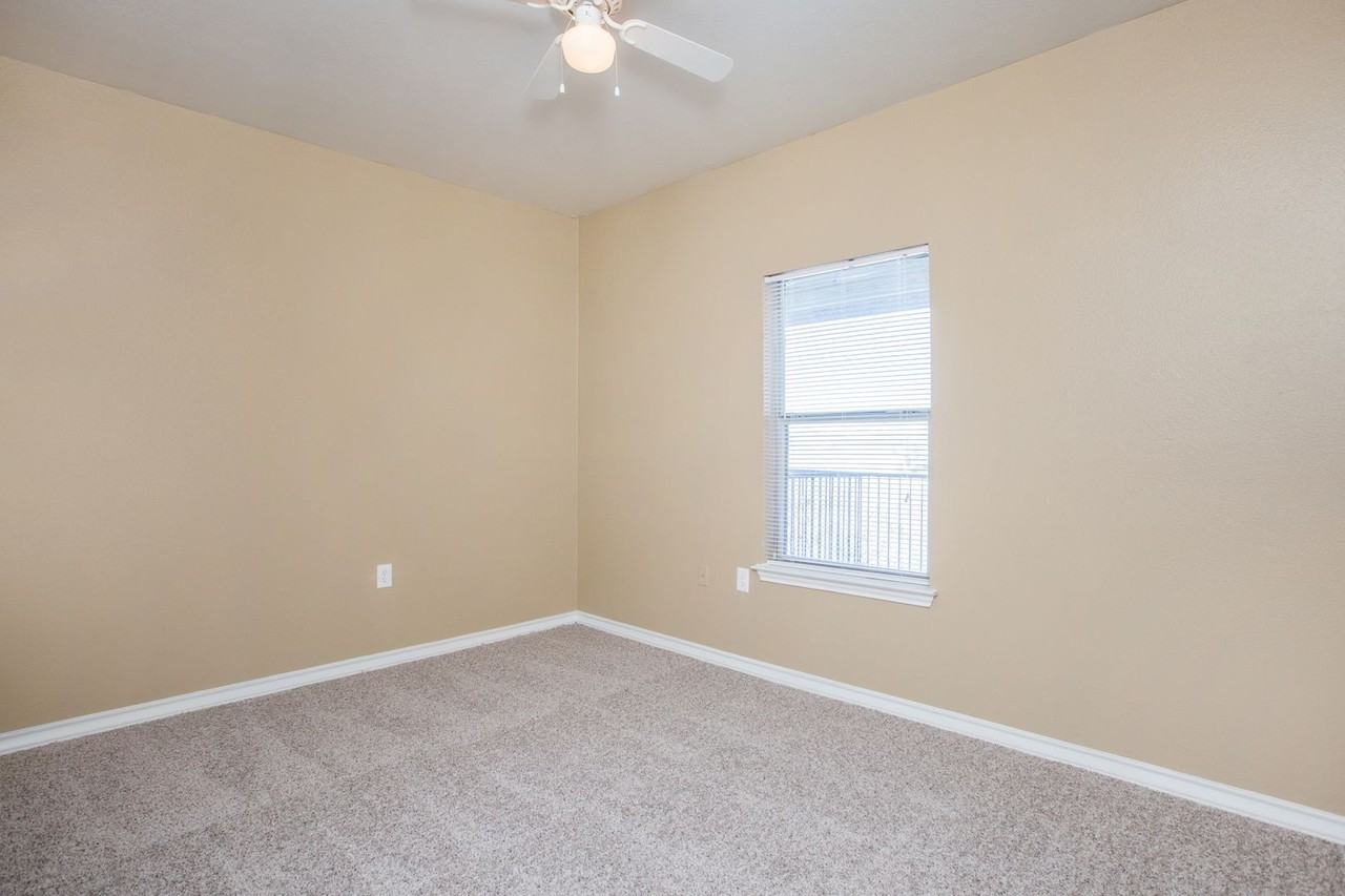 Lago Vista Apartments - Photo 6 of 28