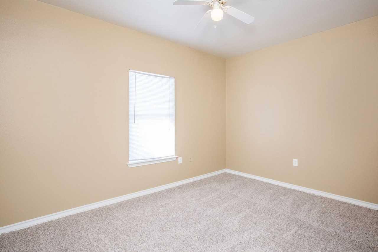 Lago Vista Apartments - Photo 7 of 28