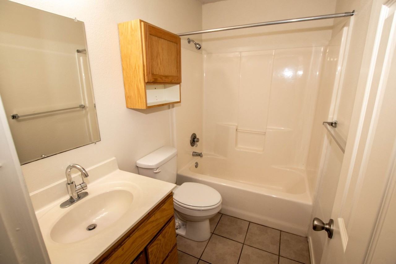 Autumn Ridge 2 BR/2 BA - Photo 6 of 33