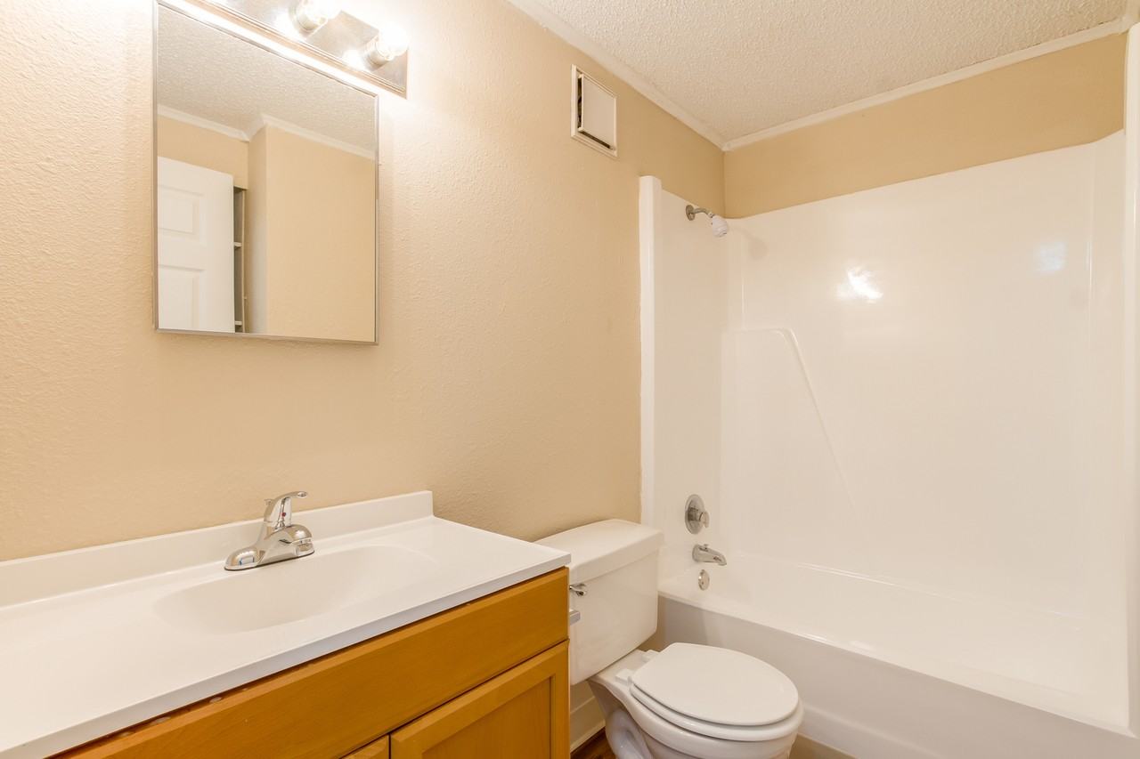 Country Square Apartments - Photo 4 of 7