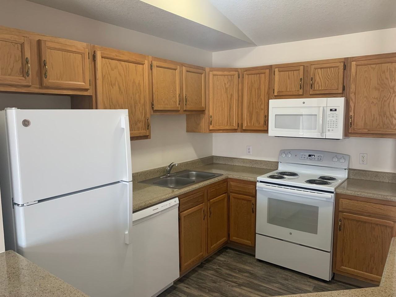 Crown Pointe Apartments - Photo 6 of 36