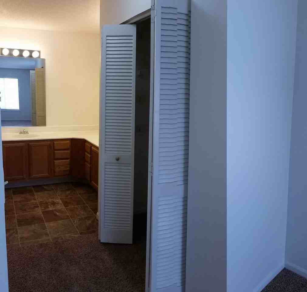 Drake Pointe Apartments - Photo 4 of 9