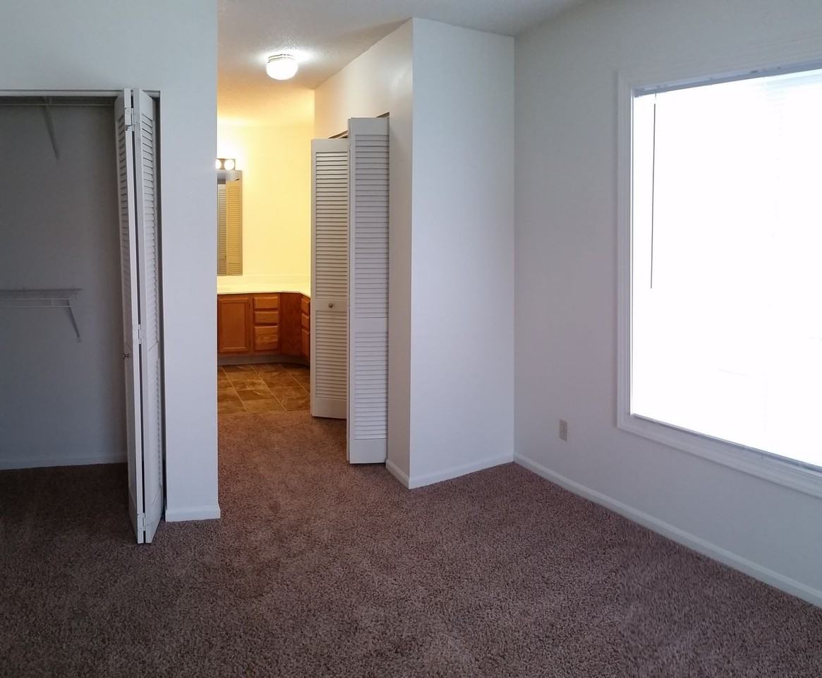 Drake Pointe Apartments - Photo 5 of 9