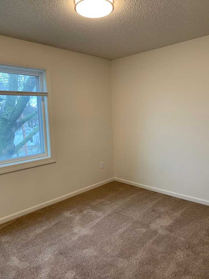 Drake Terrace Apartments - Photo 5 of 10