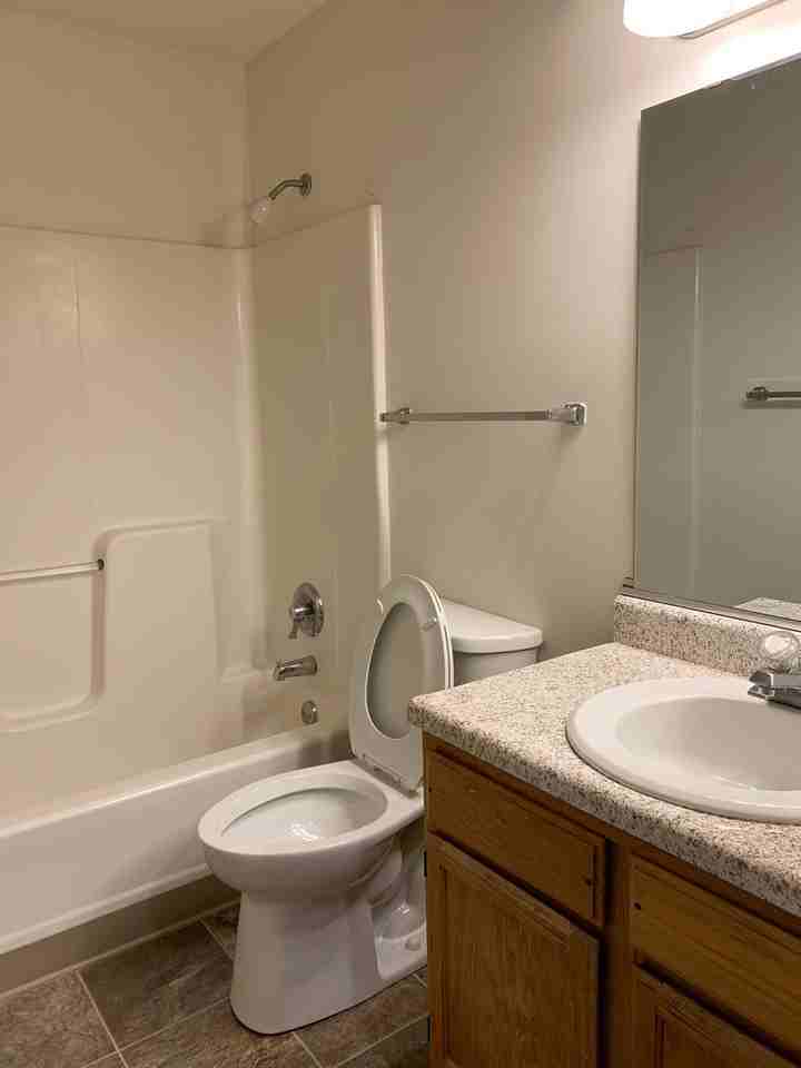 Drake Terrace Apartments - Photo 7 of 10