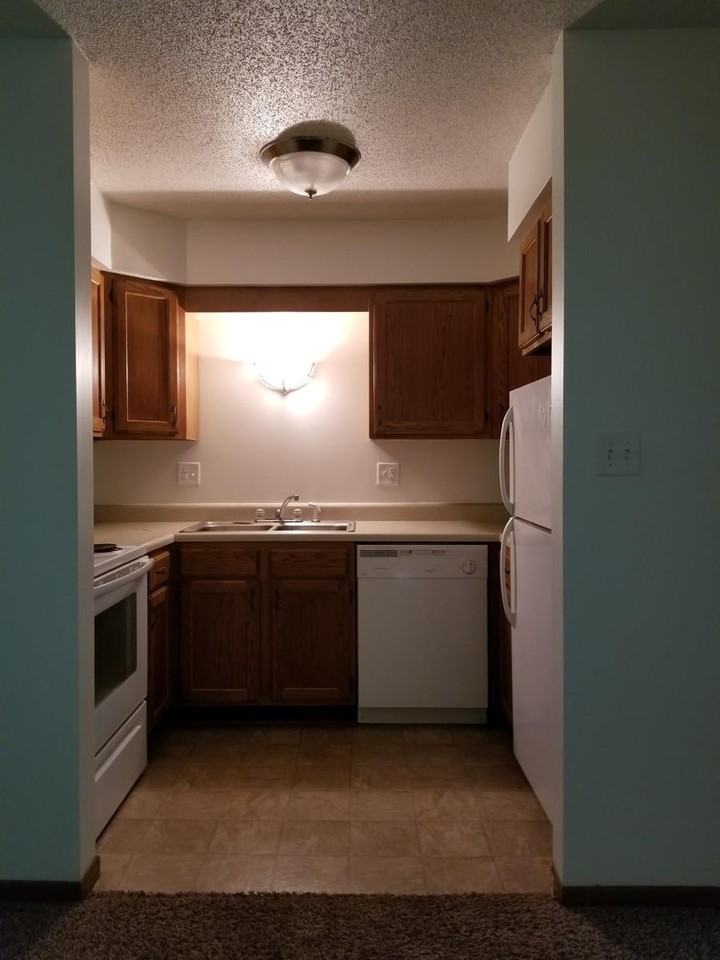 Oak Creek Chateau Apartments - Photo 3 of 4