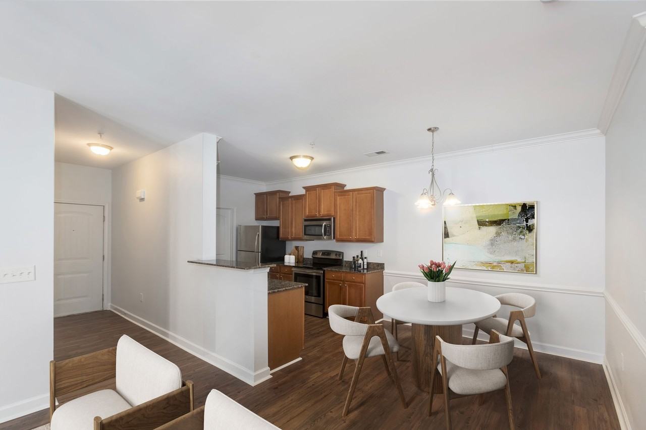 Crystal Lake Luxury Apartments - Photo 6 of 38